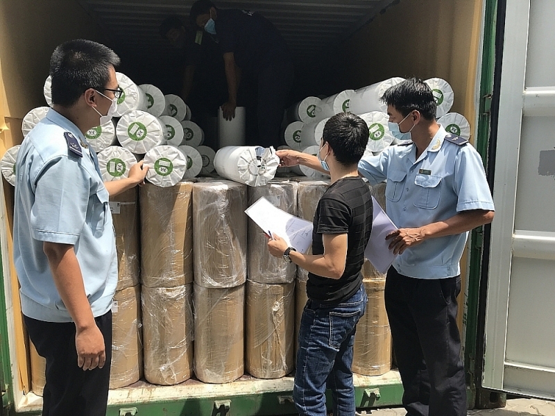 Customs officials of HCM City Customs checked imported goods. Photo: T.H