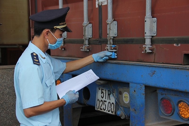 Customs officials of Hoa Lu Customs Branch - Binh Phuoc check vehicle transporting goods. 