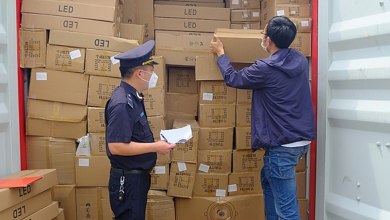 Customs officer of Hai Phong Customs Department checks imported and exported goods. Photo: N.Linh
