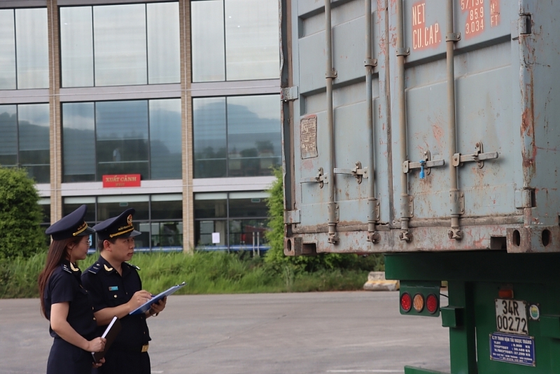 Lao Cai Customs officers supervise vehicles transporting export goods at the Kim Thanh No. II international road border gate area. Photo: T.Bình.