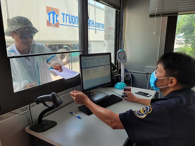Tan Thanh Customs guides businesses to carry out procedures for vehicles transporting goods. Photo: H.Nụ