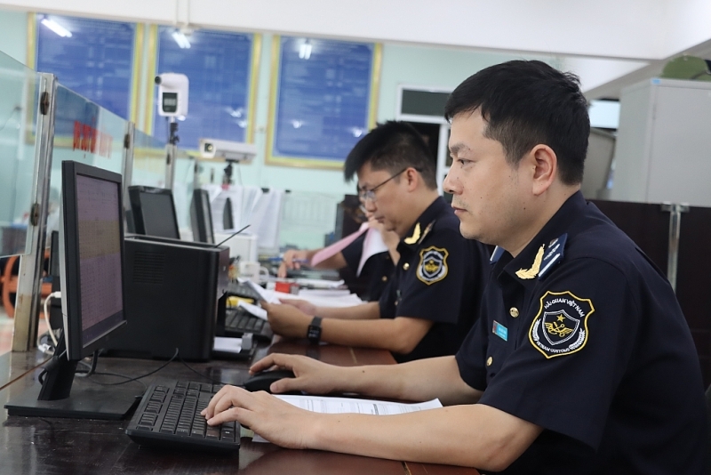 Professional activities at Lao Cai international railway Customs Branch. Photo: T.Bình