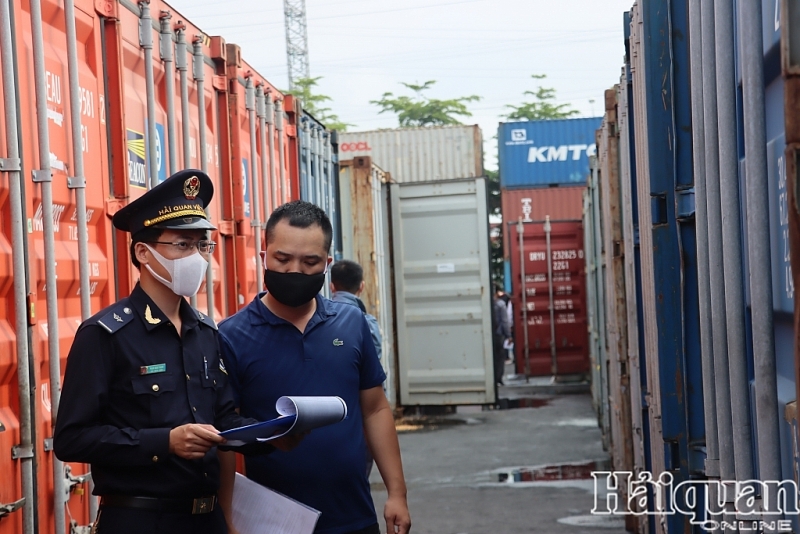 Operations at Dinh Vu Port Customs Branch, Hai Phong Customs Department. Photo: T.Binh