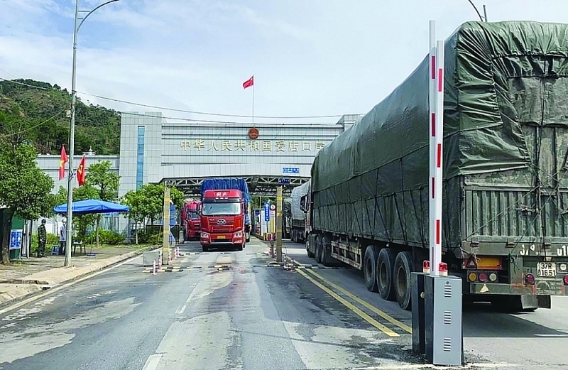 Currently, every day, only about 30 trucks of goods are imported from China by enterprises. Photo: H.Nu