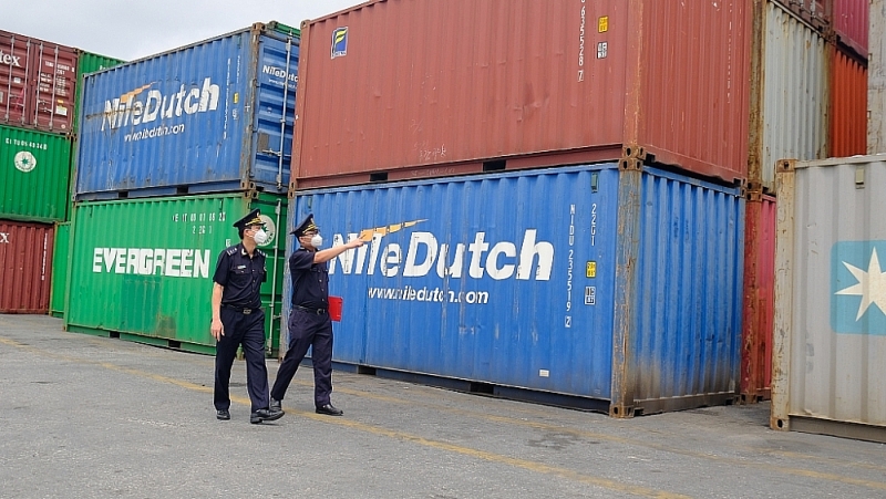 An officer of Hai Phong port area 3 Customs Branch inspects import and export goods. Photo: N.Linh