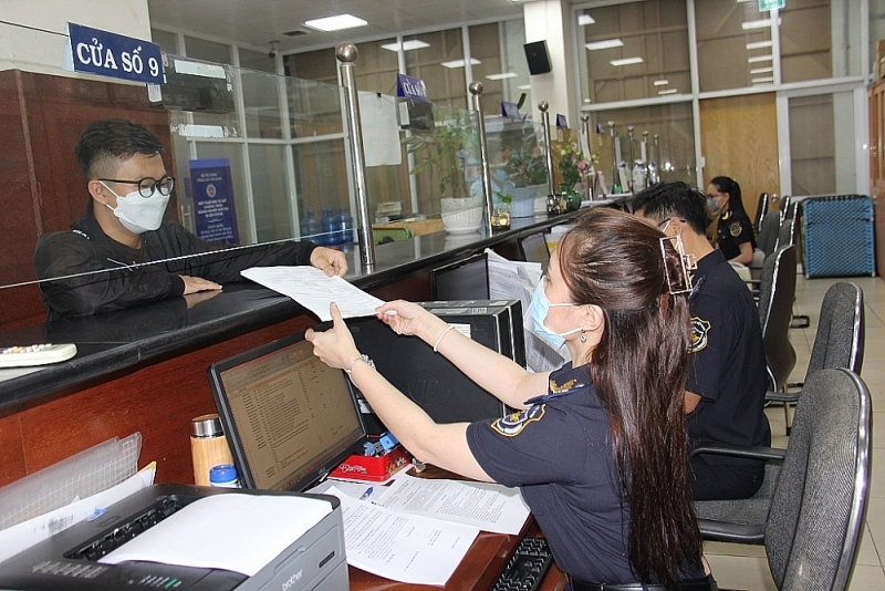 HCM City Customs officers carry out procedures for businesses. Photo: Thu Hòa