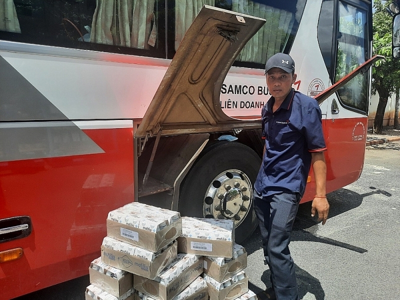 Smuggler and material evidences of the smuggling case were seized by Moc Bai border gate Customs Branch on June 21, 2022. Photo: Văn Phú