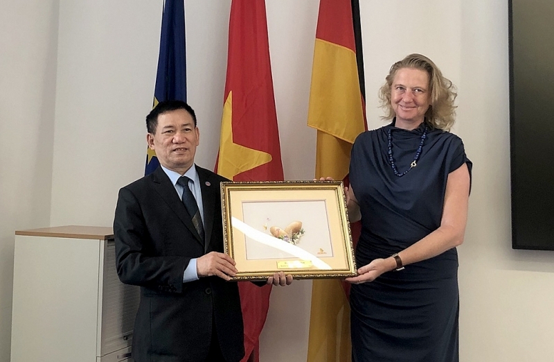 Minister Ho Duc Phoc and Mrs. Luise Hölscher - Secretary of state of the Ministry of Finance of Federal Republic of Germany.