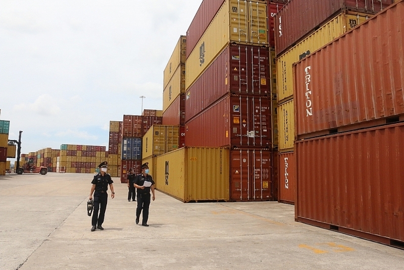 Ba Ria-Vung Tau Customs officers performed customs supervision of imports and exports at Cai Mep port area. Photo: N.H