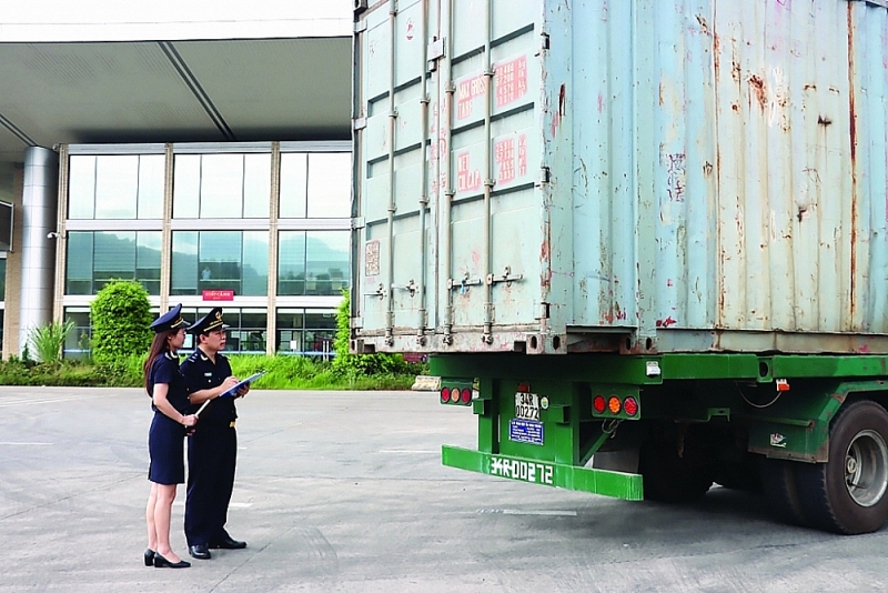 Customs officers of Lao Cai International Border Gate Customs Branch (Lao Cai Customs Department) supervise vehicles carrying export goods at Kim Thanh No.II international road border gate. Photo: T.Bình