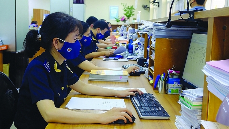 Professional activities of customs officers at Hai Phong Customs Department. Photo: N.Linh