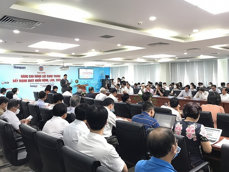 More than 100 enterprises attended the seminar . Photo:C.L