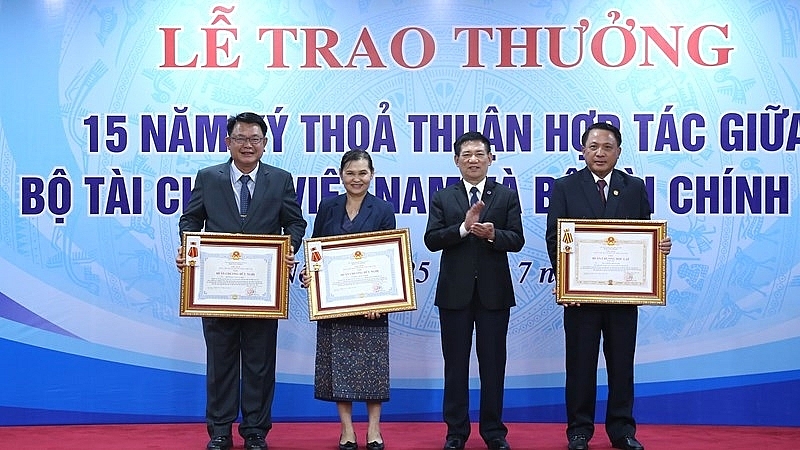 Ministry of Finance Ho Duc Phoc awarded certificate at State level to Minister and individual of Ministry of Finance of Laos