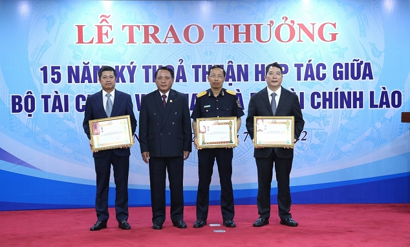 Ministry of Finance of Laos awarded certificate at State level to individuals of Ministry of Finance of Vietnam