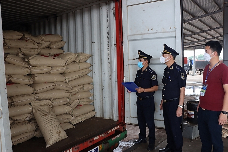 Mong Cai Customs officers inspect exported goods through Bac Luan bridge II. Photo: Quang Hùng
