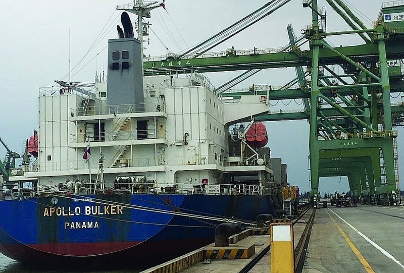 Goods are loaded and unloaded at Son Duong port (Vung Ang economic zone). Photo: H. Nụ