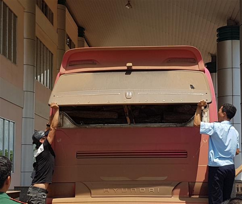 prosecute criminal case of smuggling 4 tons of techicai sitan wood