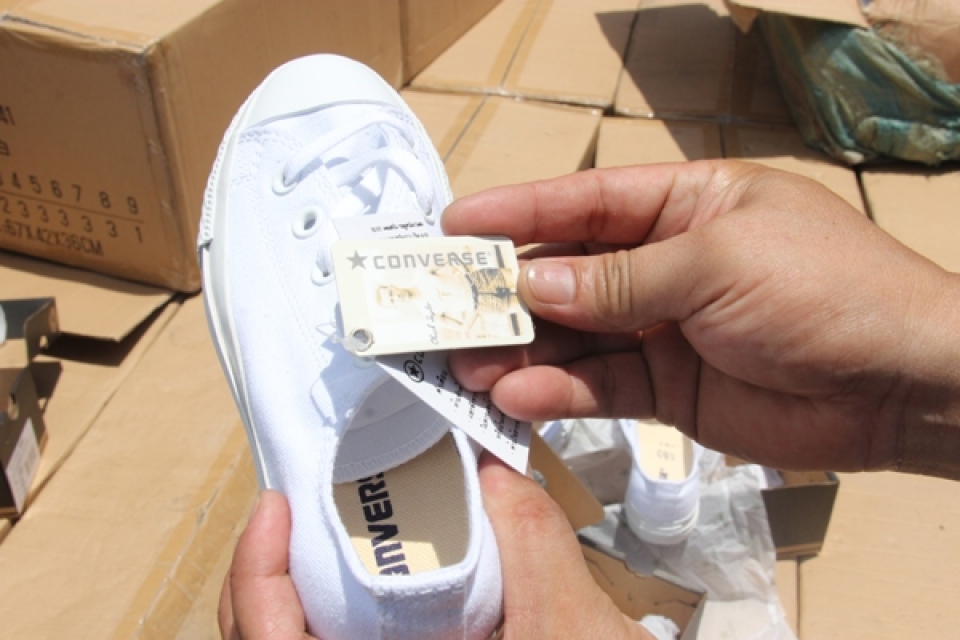seize fake converse shoes in transit shipment again