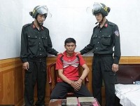 Ha Tinh Customs coordinate to arrest a man carrying heroin