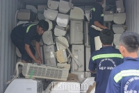 Thirty-five containers of imported electronic products and motorbikes are “forgotten” at seaport
