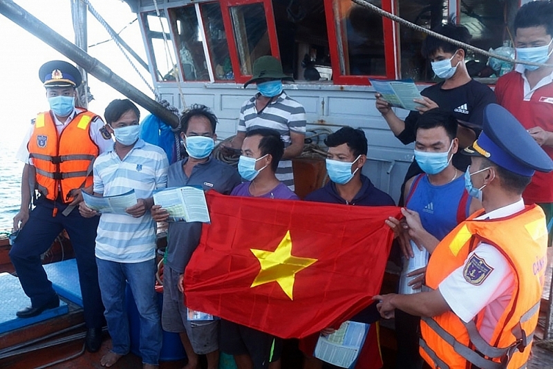 The Coast Guard gave flags and distributed leaflets to disseminate Vietnam Coast Guard Law to fishermen. Photo: Phạm Doanh