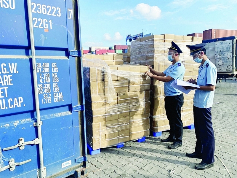 HCM City Customs officials implement procedures for import – export goods through Cat Lai. Photo: N.Linh