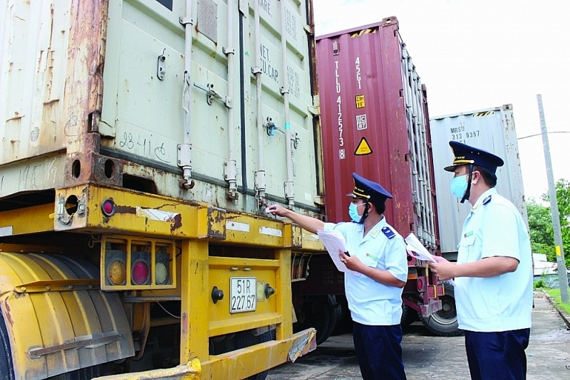 Customs officials of Binh Hiep international border gate (Long An) inspect exported goods. Photo: T.D