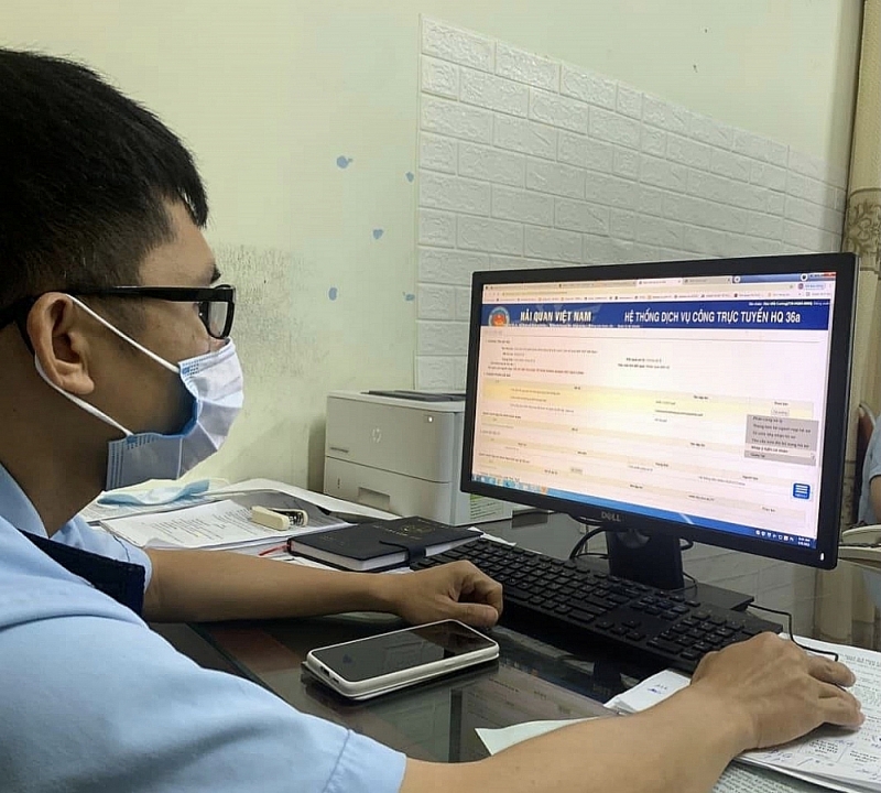 Ha Tinh Customs arranged staff to work online. Photo: Khanh Chi