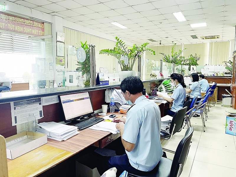 Customs officers of Saigon Port area 1 Customs Branch (HCM City Customs Department) carry out clearance procedures for goods through the electronic system. Photo: T.Hoa