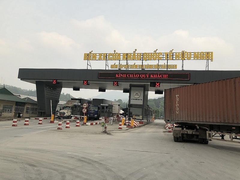 Xuan Cuong Huu Nghi Company is requested to only allow 600 trucks carrying import and export goods to enter the yard, each vehicle can only be arranged with one driver. Photo: H.Nụ