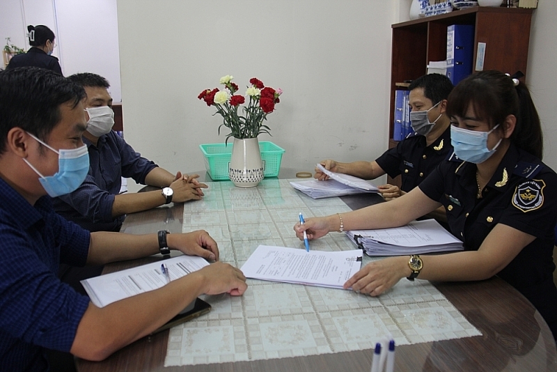 Customs officers of Investment Customs Branch instructs procedures for enterprises. Photo: T.H