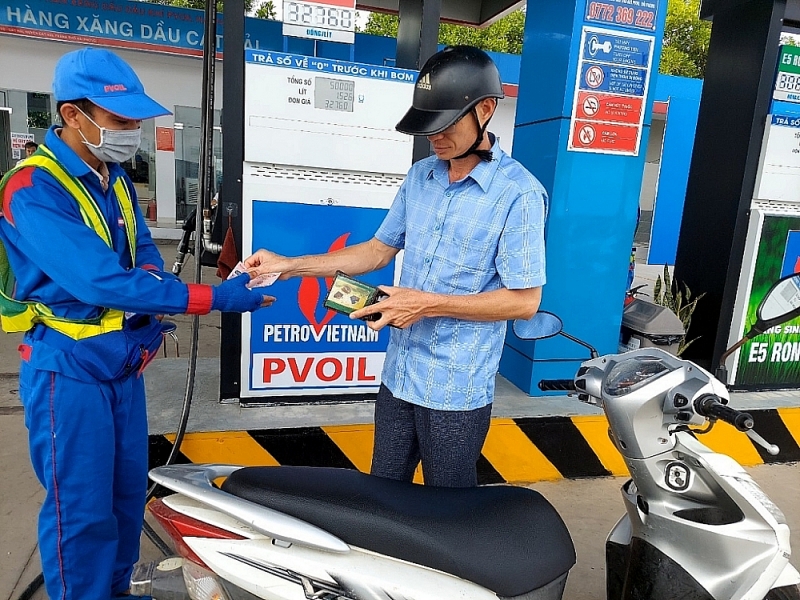 the rate of import duty for unleaded fuel reduce by 10%. Photo: Nguyễn Thanh
