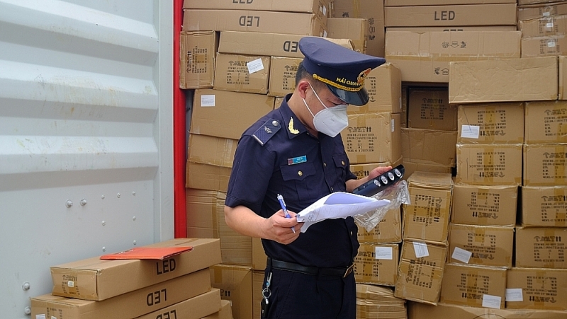 Customs officer of Hai Phong port area 3 Customs Branch checks goods. Photo: N.Linh