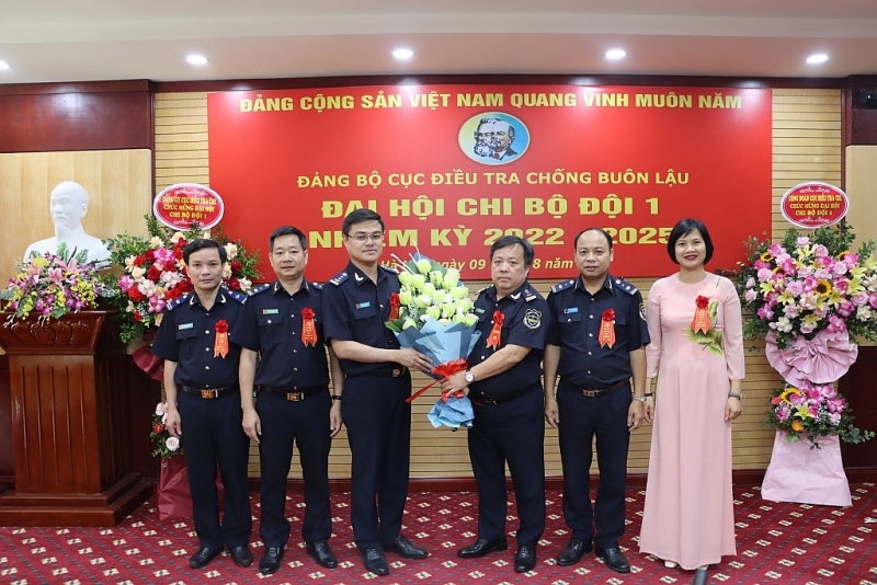 Deputy Director of the Anti-Smuggling and Investigation Department Vu Quang Toan (3rd from the right) presents flowers to congratulate the Executive Committee of the Division 1 Party cell for the term 2022-2025. Photo: T.Binh.