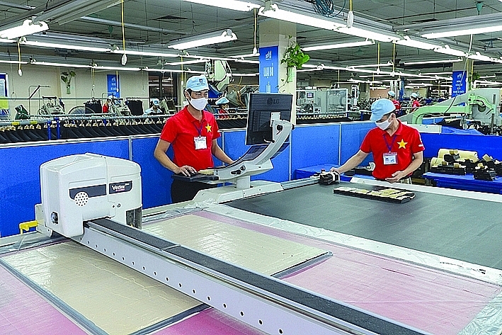 The monthly sales briefing has a very good impact on export industries, such as textiles, footwear, wood, etc. Photo: N.Thanh
