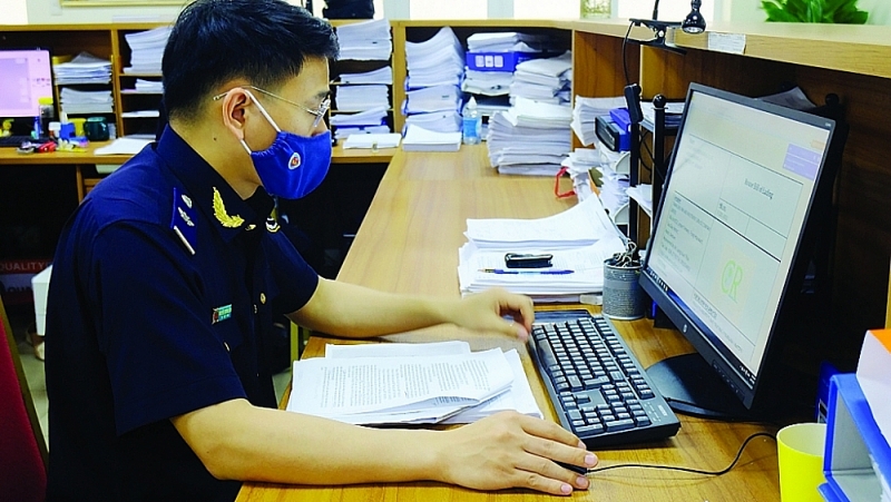 Professional activities of customs officers of Hai Phong Customs Department. Photo: N.Linh