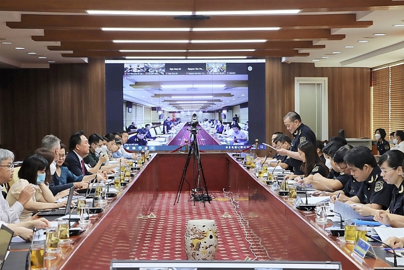 the dialouge between General Department of Vietnam Customs and Vietnam Business Forum on August 5. Photo: Quang Hùng