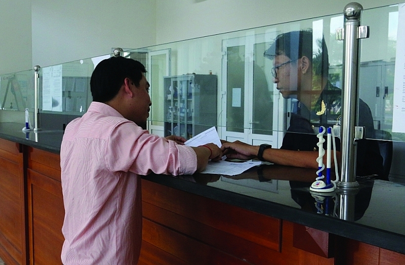 Customs officers of Ba Ria - Vung Tau Customs Department guide enterprises to complete import-export procedures. Photo: N.H