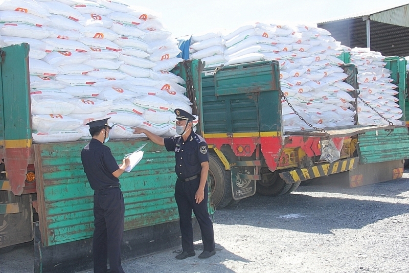 Tinh Bien Customs officers check imported goods at centralized inspection location. Photo: T.H