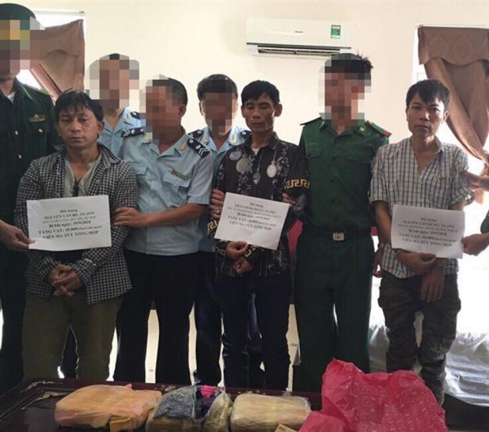 ha tinh customs arrested 3 people transporting 18000 tablets of synthetic narcotic