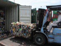 Are there hundreds of thousand kilograms of backlogged plastic scraps in Tan Vu port related to Duc Dat Company?