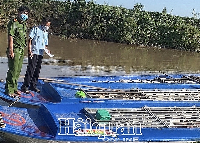 dong thap customs seizes three motorboats transporting smuggled pigs