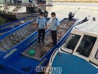Dong Thap Customs seizes three motorboats transporting smuggled pigs