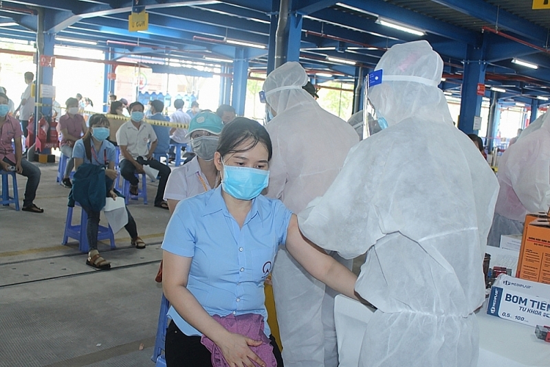 Workers of Song May Industrial Park get vaccinated against Covid-19. Photo: CTV