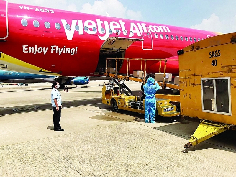 Tan Son Nhat International Airport Customs officers carry out procedures for imported vaccines. Photo: T.Linh
