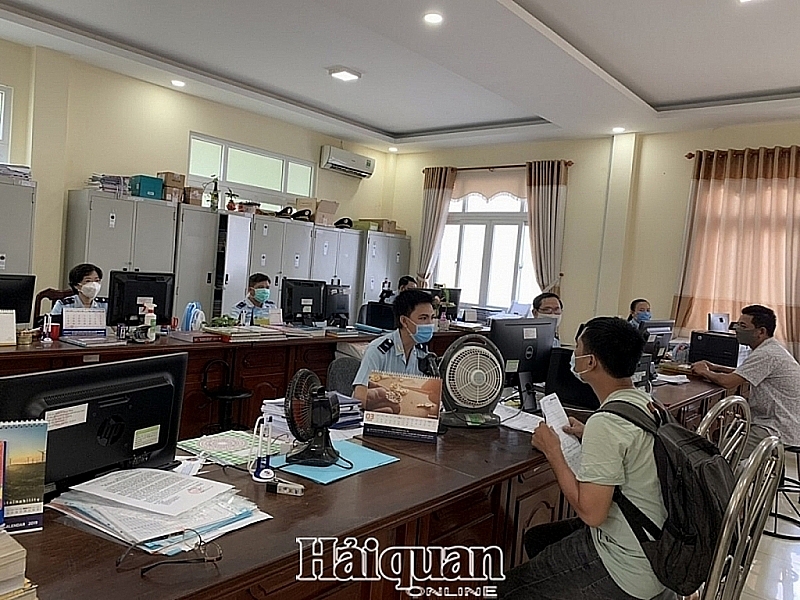 Trang Bang Customs officers (Tay Ninh Customs Department) instructed import-export procedures for enterprises.
