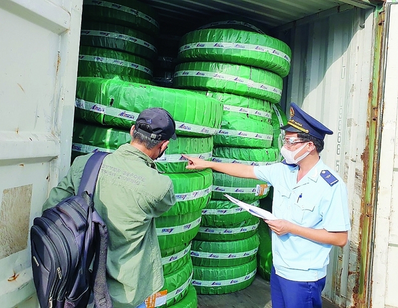 Officials of Dinh Vu port border gate Customs Sub-Department, Hai Phong Customs Department inspect imported goods. Photo: T.BINH