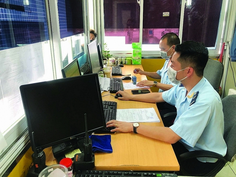 Huu Nghi Customs officer (Lang Son Customs Department) receives and guides firms to carry out procedures for transporting imported goods into the yard. Photo: H.Nu