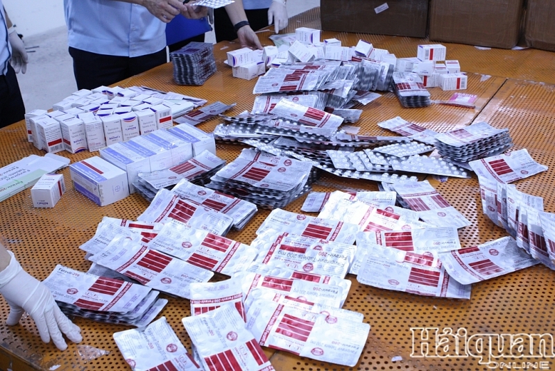 Smuggled Covid-19 treatment medicines are discovered and seized. Photo: T.Bình.