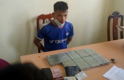 Dien Bien Customs arrests person transporting nine bricks of heroin